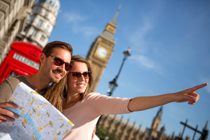 Zwei Touristen in London am Big Ben