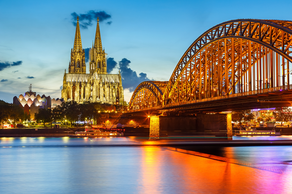 Köln mit Rheinufer Brücke