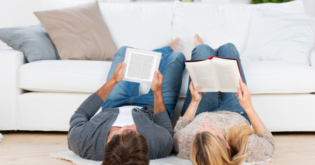 eBook und Buch auf der Couch