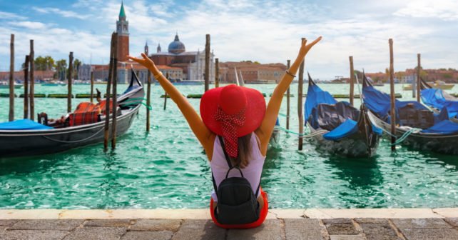 Frau an den Gondeln von Italien mit dem Sparpreis Europa