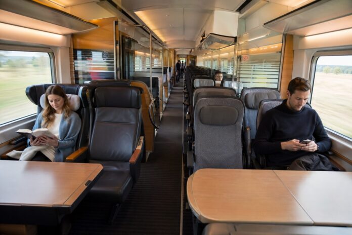 Innenraum eines modernen ICE als Symbolbild für Sitzplatzreservierungen in der Deutschen Bahn