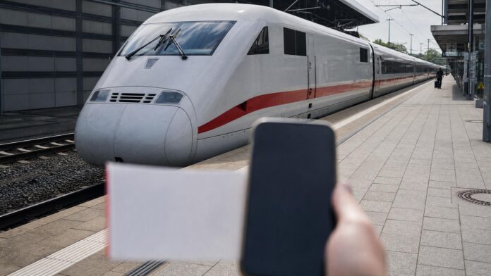 bahncard-vergleich-2026-33cbfdeb-3235-4fe8-a69d-8de1c712db19 ICE am Bahnhof als Symbolbild für den BahnCard Vergleich 2026