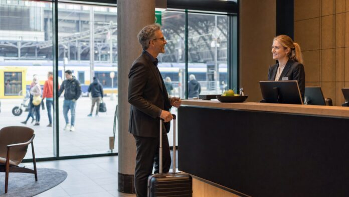 Reisender mit Koffer als Symbolbild für Hotels am Hannover Hauptbahnhof