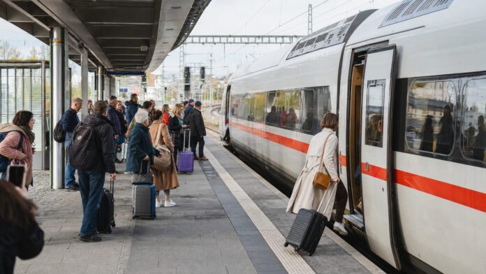 Zug am bayerischen Bahnhof als Symbolbild für München-Nürnberg mit der Bahn