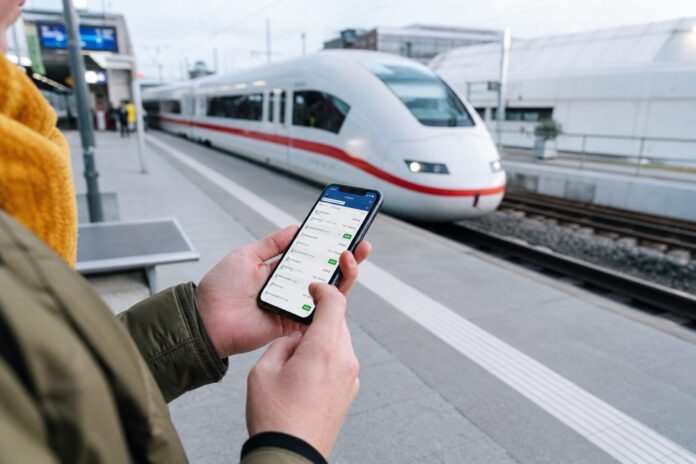 Reisender sucht ein Last-Minute-Bahnticket in einer Bahn-App als Symbolbild
